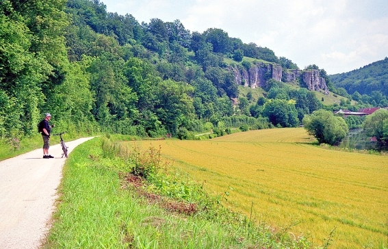 Kurze Rast auf dem Altmühlradweg Landschaftsbild am Altmühlradweg